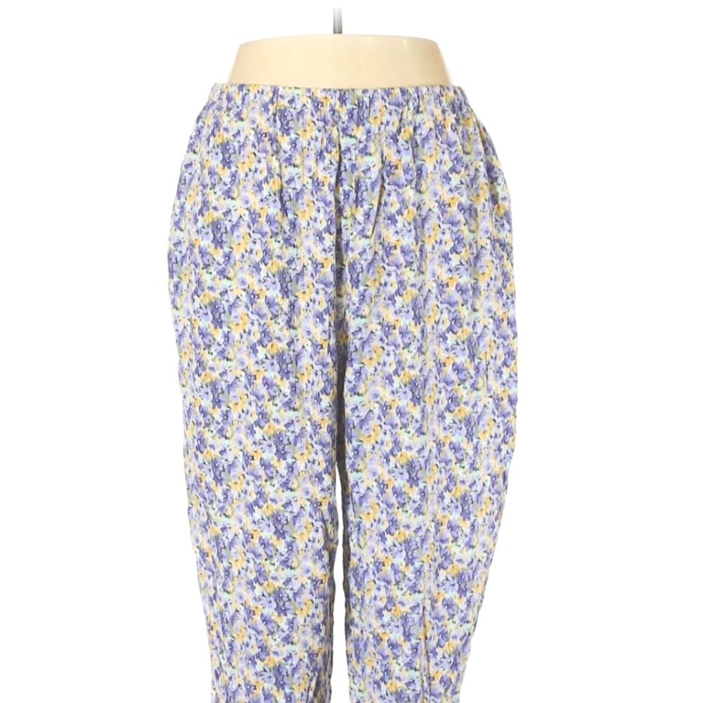 3/$15 ☆☆☆ Floral Capris with Pockets
